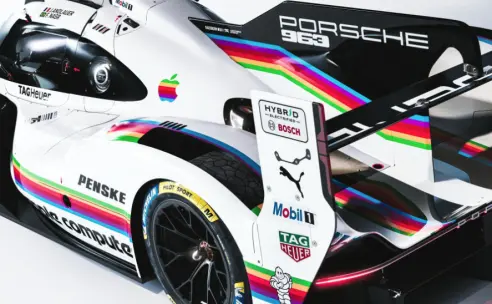 Porsche 963 racet in historische Apple Computer kleurstelling